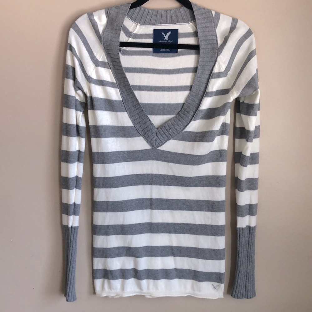 American Eagle V-Neck Sweater - 🌱NEVER WORN🌱